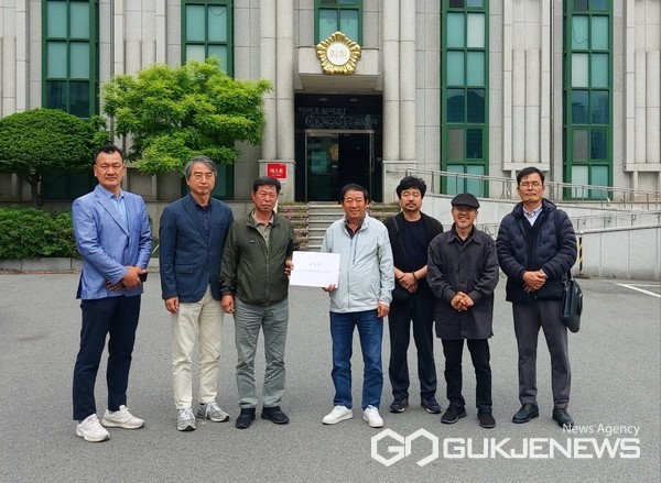 (사진제공=하동군)놀루와(협)가 지난 1일 하동군의회를 방문해 호소문을 전달하고 의회 차원에서 적절한 대책을 마련해 줄 것을 요청했다