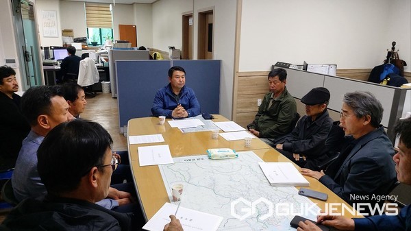 (사진제공=하동군)놀루와(협)가 지난 1일 하동군의회를 방문해 호소문을 전달하고 의회 차원에서 적절한 대책을 마련해 줄 것을 요청했다