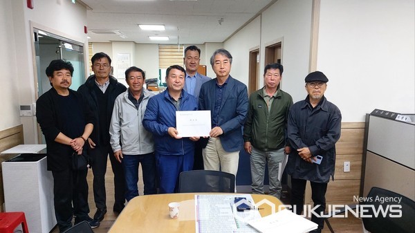 (사진제공=하동군)놀루와(협)가 지난 1일 하동군의회를 방문해 호소문을 전달하고 의회 차원에서 적절한 대책을 마련해 줄 것을 요청했다