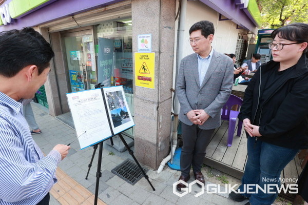 이상일 용인특례시장이 3일 ‘기흥 우방아이유쉘’·신갈초 사이 통학로 현장 방문해 점검하고 있다(사진=용인시)