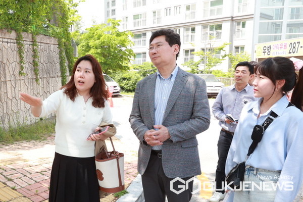 이상일 용인특례시장이 3일 ‘기흥 우방아이유쉘’·신갈초 사이 통학로 현장 방문해 점검하고 있다(사진=용인시)