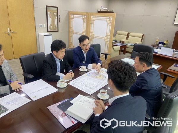 (사진제공=하동군)하승철 군수가 세종청사에서 국토부 차관에게 하동의 주요 현안사업에 대한 지원을 요청하고 있다