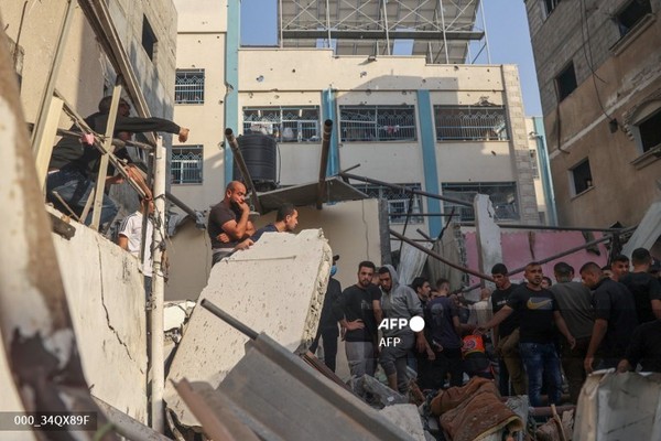5일 가자지구 남부 라파 중심부에서 이스라엘의 공습으로 파괴된 집 잔해에서 팔레스타인인들이 사상자를 수색하고 있다. 사진제공/AFP통신