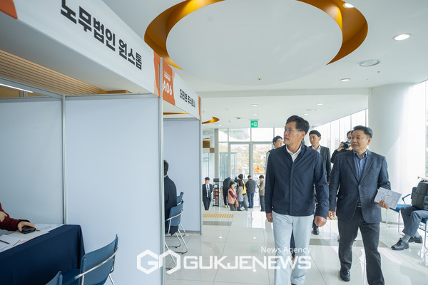 2024 굿잡(GOOD JOB) 양천구 취업박람회 현장에 참석한 이기재 양천구청장 [사진제공=양천구청]