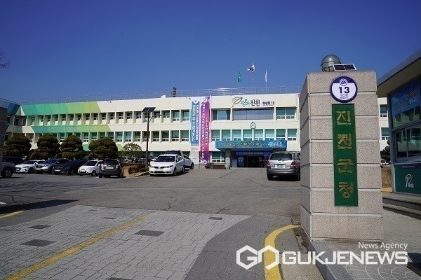 진천군 청사 전경.