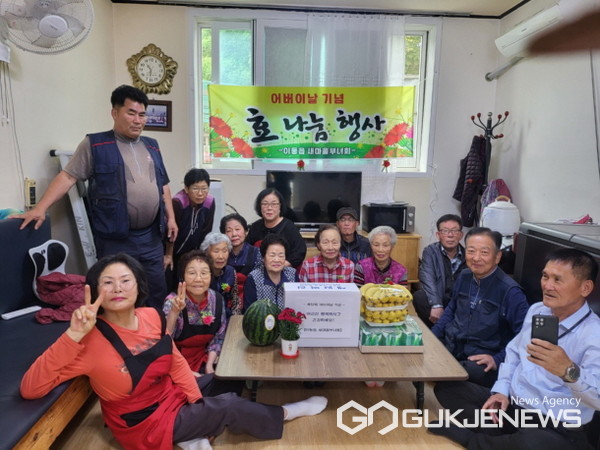 이동읍 새마을부녀회와 지역이장들이 어르신들에게 음식을 제공하고 효잔치를 진행했다(사진=용인시)