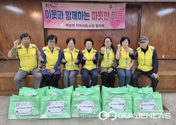 백암면 지역사회보장협의체가 지역 내 저소득 홀로 어르신에게 카네이션과 생활용품을 전달했다(사진=용인시)