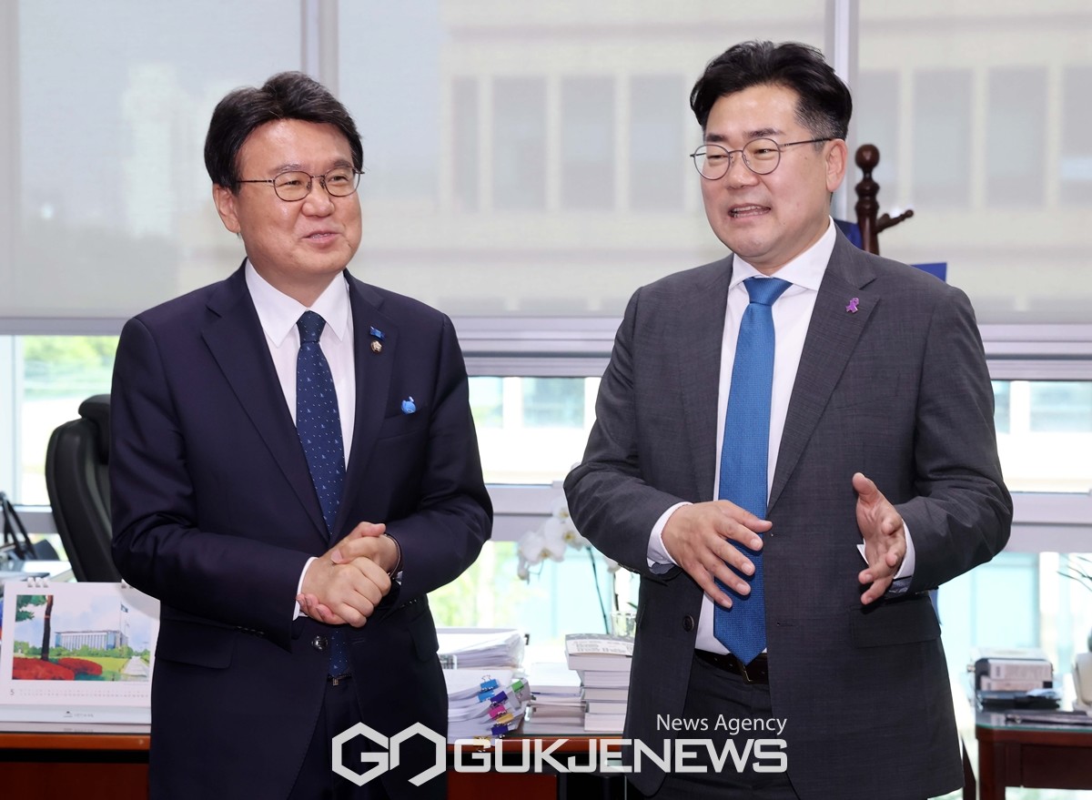 ▲박찬대 더불어민주당 원내대표가 10일 오전 서울 여의도 국회 의원회관에서 황운하 조국혁신당 원내대표(왼쪽)를 예방하고 있다. /사진=원명국 기자