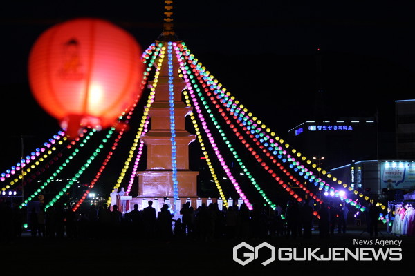 (창원=국제뉴스) 창원특례시 불교연합회(회장 성주사 주지 법안 스님)가 불기 2568년 부처님 오신날을 맞아 1일 오후 7시 창원광장에서 연등축제 봉축탑 점등식을 가진 가운데 연등이 환하게 불을 밝히고 있다. 사진=황재윤 기자