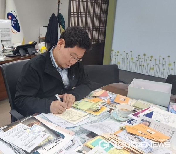 이상일 용인특례시장이 용인성산초 학생들에게 일일이 손편지로 답장을 작성하고 있다(사진/용인시)