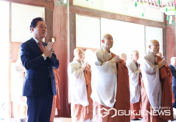 (사진제공=경남도) 불기 2568년 부처님 오신 날을 맞아 15일 열린 부처님 오신 날 봉축법회에서 박완수(좌측 첫번째) 경남도지사가 스님들과 함께 합장하고 있다.