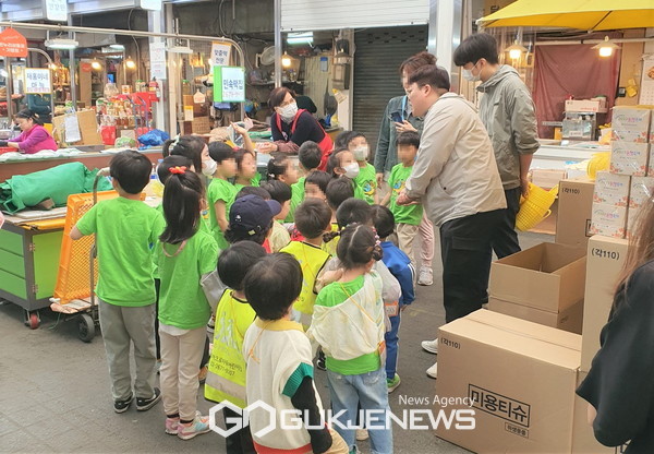 지난해 영등포전통시장에서 진행한 ‘어린이 장보기’ 체험 [사진제공=영등포구청]