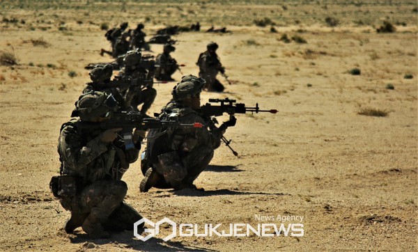 훈련단 장병들이 전술집결지 점령 후, 주위를 경계하고 있다.(사진제공.육군)