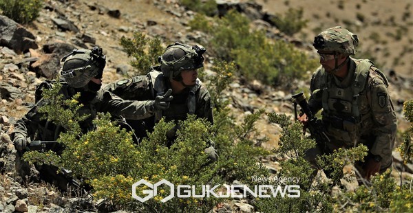 한미 장병들이 아군이 확보한 고지로 접근하는 대항군을 공격하기 위해 전술토의를 실시하고 있다.(사진제공.육군)