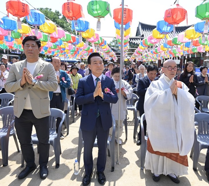 백성현시장, 이태모 부의장이 관촉사 봉축 법요식에 함께하고있다.