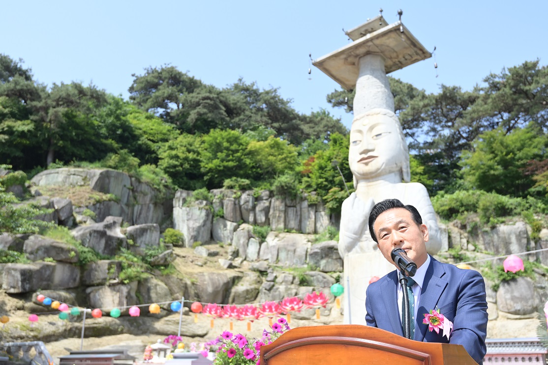 부처님 오신 날 봉축 법요식에 축사하고 있는 백성현 시장