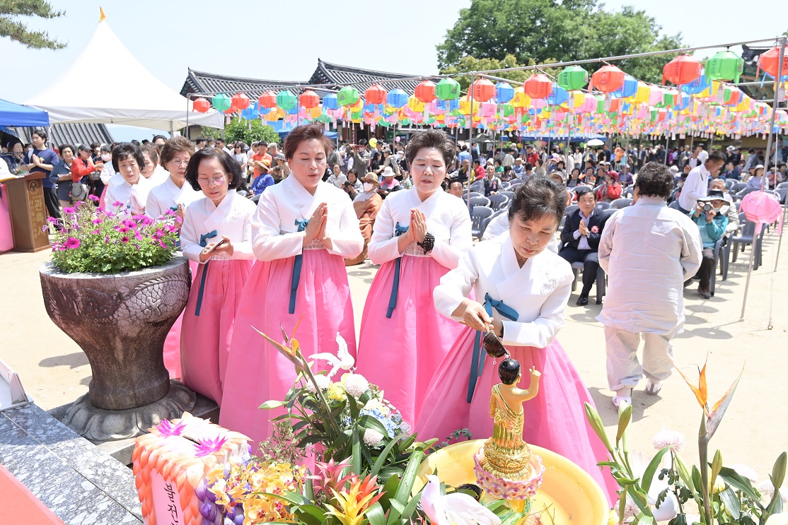 불기 2568년 부처님 오신 날  아기 부처님의  관불식이 진행 되고 있다(논산시청)