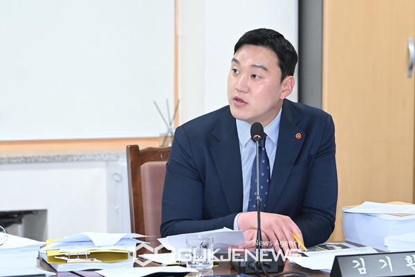 17일 오전 제주도의회 환경도시위원회 김기환 의원(더불어민주당, 제주시 이도2동갑)는 제1차 회의에서 함덕리 지하수 2등급 지역에 대한 계획관리지역으로의 용도 상향은 신중한 검토를 통한 결정이 필요하다고 밝혔다.[사진=제주도의회]