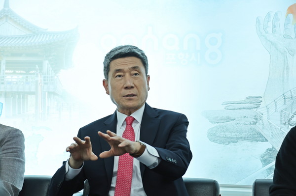  이강덕 포항시장이 지난 16일 시청 브리핑룸에서 유럽 방문 계획과 관련해 설명하고 있다. (사진 = 포항시)