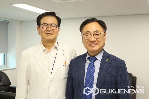 왼쪽부터 김영규 청주의료원장, 이광희 국회의원 당선인.(제공=청주의료원)