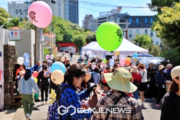 지난 18일 열린 2024 작가의 산책길 걷기 대회가 작가의 산책길 개설 이래 3천명이 넘게 방문하면서 일일 최다 방문을 기록했다.[사진=서귀포시청]