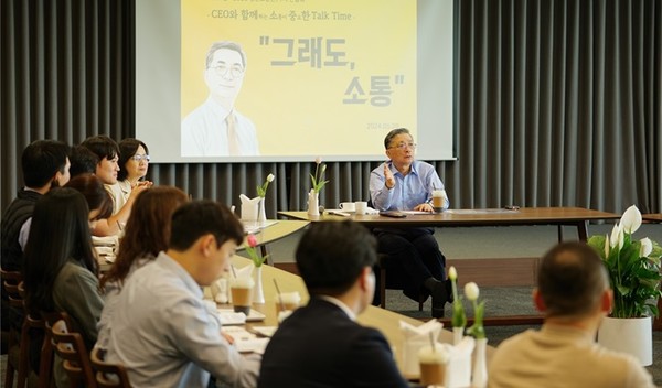 (사진제공=LH) 이한준 LH 사장이 청년 직원들과 허심탄회한 소통의 시간을 갖고 있다.