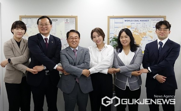 박형덕 서부발전 사장이 21일 서울 종로 태화홀딩스 본사를 방문했다. 사진은 박형덕 서부발전 사장(왼쪽 세 번째)과 강나연 태화홀딩스 대표(네 번째) 등 관계자들이 기념촬영을 하고 있는 모습. (한국서부발전 제공)