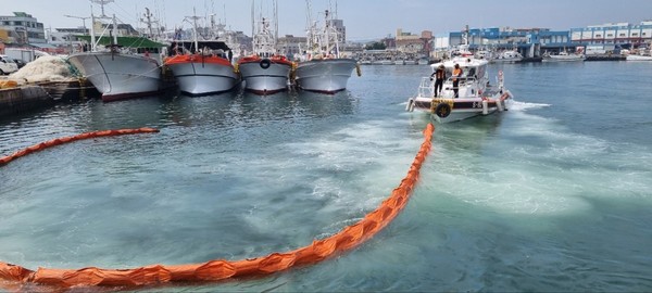 제주해양경찰청은 해양환경을 보호하고 해양오염사고를 예방하기 위해 해양오염 신고 포상금 제도를 연중 시행하고 있다. 이에 따라 해양오염을 신고하면 최대 300만원의 포상금이 지급된다.[사진=제주해양경찰청]