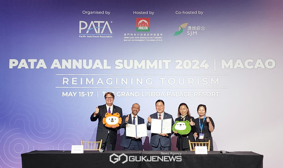 왼쪽부터 Peter Semone 아시아태평양여행협회 회장, Noor Ahmad Hamid 아시아태평양여행협회 CEO, 현준태 동아시아지방정부관광연맹 사무총장(강원특별자치도 관광국장), 주은정 강원특별자치도 해외마케팅팀장, 김누리 동아시아지방정부관광연맹 사무국 전문관. 사진/유지현 기자