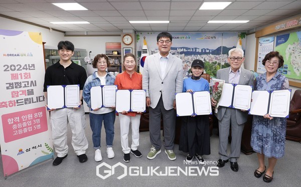 사진=24년 제1회 중·고등 졸업학력 검정고시' 합격증 전수식/시제공