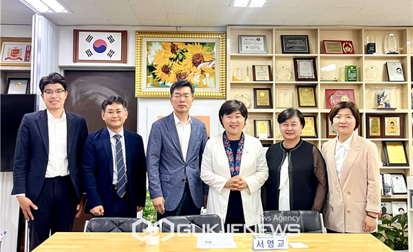 서영교 국회의원(가운데)과 중랑세무서 지역 현안 간담회 참석자 단체 사진 [사진제공=서영교 의원실]