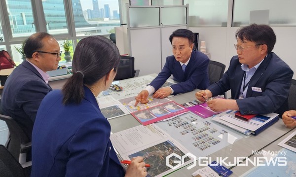 (사진제공=사천시)박동식 시장이 국토교통부를 찾아 지역 주요현안을 건의하고 있다