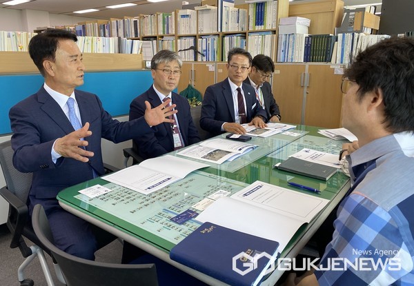 (사진제공=사천시)박동식 시장이 환경부를 찾아 지역 주요현안을 설명하고 있다