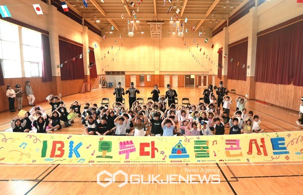 5월 28일, 전북 군산 새만금초등학교에서 열린 ‘IBK 모두다 스쿨콘서트’ 현장 [사진제공=한국메세나협회]
