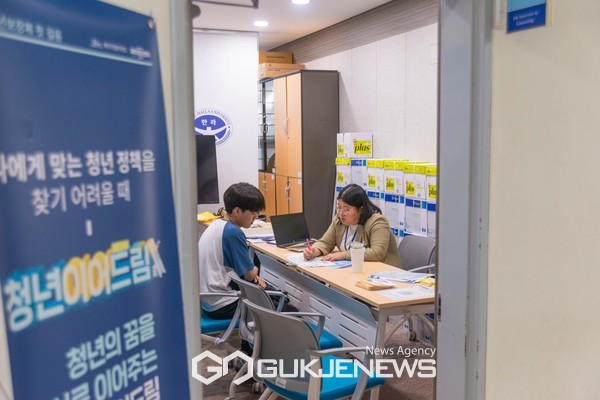 제주도와 제주청년센터(제주TP 산하)는 지난 28일 상담 센터 방문이 어려운 대학생들을 위해 ‘찾아가는 청년이어드림 정책 상담’을 한라대학교 예관동에서 실시했다[사진=제주청년센터]