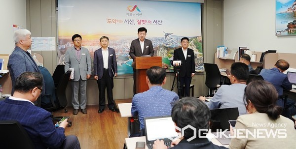 홍순광 서산시 부시장이 29일 시청 브리핑룸에서 ‘제294회 서산시의회 임시회’에서 불거진 초록광장 조성 관련 의혹에 대한 시의 입장을 밝히고 있다. (사진 = 서산시 제공)