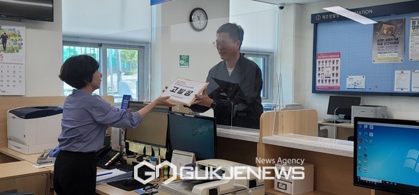 제주참여환경연대는 3일 오전 오영훈 지사를 청탁금지법 위반 혐의로 경찰에 고발하고, 해당 기업인 중국계 백통신원의 대표를 식품위생법 위반 혐의로 함께 고발했다.[사진=문서현 기자]