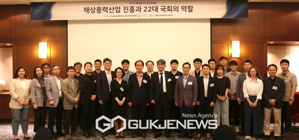 포럼에 참여한 관계자들이 단체사진을 촬영하고 있다.[사진제공=기후변화센터]