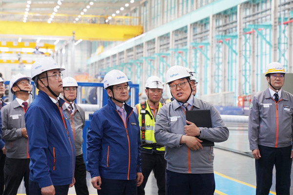 가동식에 참석한 경영진이 해저케이블 1공장 1단계 라인을 살펴보고 있다.