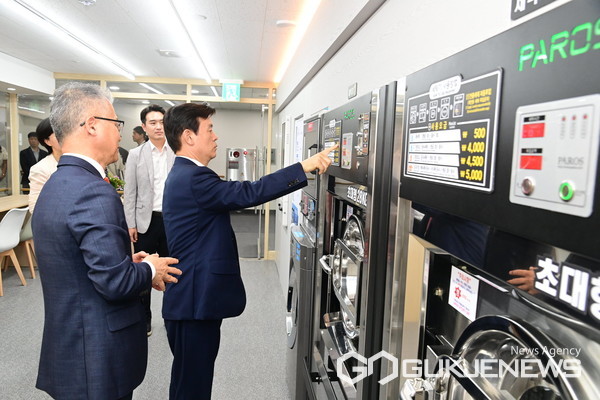 (사진제공=진주시)조규일 시장이 진주평거 햇살마을을 찾아 부대시설을 둘러보고 있다