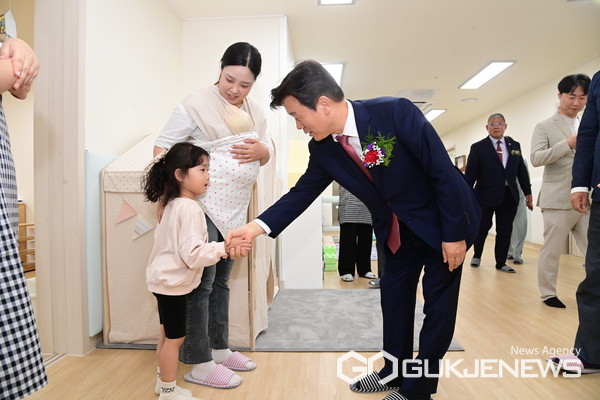 (사진제공=진주시)진주평거 햇살마을에서 어린이의 손을 잡고 인사를 건네는 조규일 진주시장