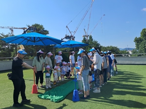 ‘엄마랑 아이랑 아토피 없는 황톳길에서 신나는 키즈스포츠’ 행사에 참석한 구민들(사진/서초구 제공)