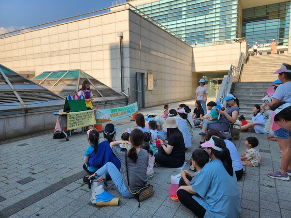 ‘엄마랑 아이랑 아토피 없는 황톳길에서 신나는 키즈스포츠’ 행사에 참석한 구민들