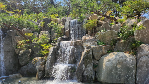 마동공원 내 인공폭포(사진=익산시 제공)