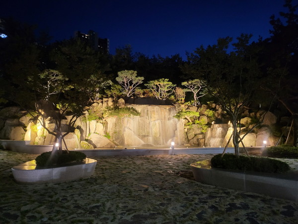 마동공원 익산 도심에 안기다…누구나 즐기는 숲캉스=마동공원 내 인공폭포=야간(사진=익산시 제공)