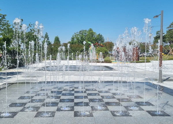 마동공원 익산 도심에 안기다…누구나 즐기는 숲캉스=마동공원 내 바닥분수(사진=익산시 제공)