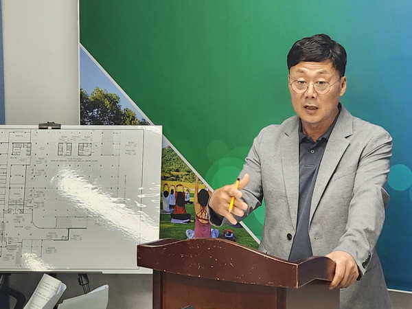 익산시청 기자실에서 브리핑 중인 유원향 건설국장(사진=익산시 제공)