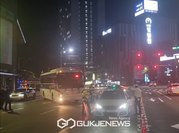 신세계백화점 앞 폭주의심 차량 검문(사진/충남경찰청)