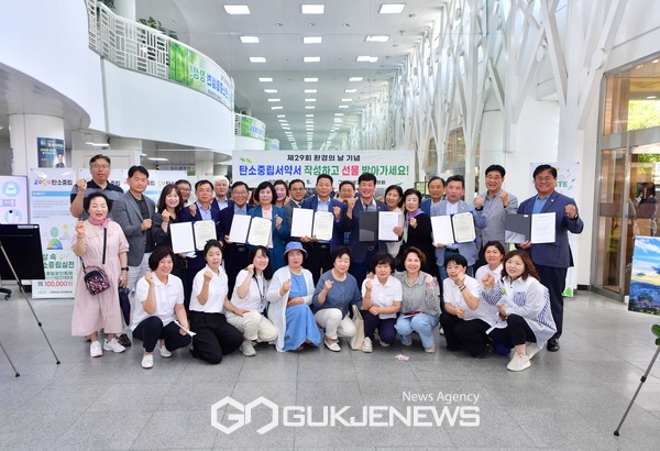 (장성=국제뉴스) 류연선 기자 = 장성군에서 환경 보호의 중요성을 돌아볼 수 있는 전시가 열렸다. 그린장성21추진협의회 주관 기후변화 사진전이 6월 3일부터 5일까지 장성군청 1층에서 관객들과 만났다. 6월 5일 ‘세계 환경의 날’을 맞아 마련된 이번 행사에선 공모전 수상작 전시를 비롯해 재활용품 분리배출 체험, 탄소중립 실천 서약서 서명, 쓰레기 배출을 줄이는 ‘제로 웨이스트 캠페인’ 등이 진행됐다.  임경택 그린장성21추진협의회 상임의장은 “이번 사진전이 가정과 직장, 학교 등 모든 생활공간에서 환경 보호를 실천하는 작은 계기가 되었으면 한다”고 말했다. ⓒ 장성군