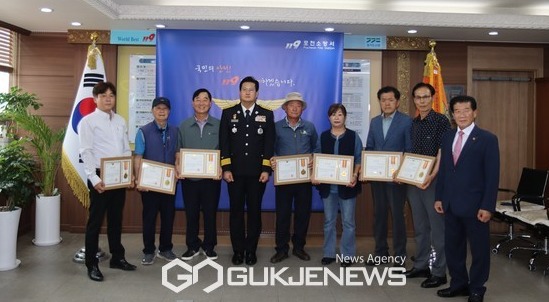 포천소방서, 화재예방 유공 어르신들께 표창장 수여.(사진제공.포천소방서)